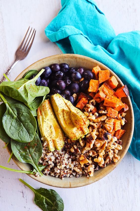 Balanced plate with whole grains and vegetables - SuperYou Skin