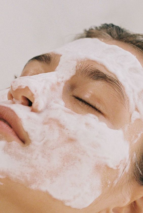 Daily skincare routine with the right face cleanser